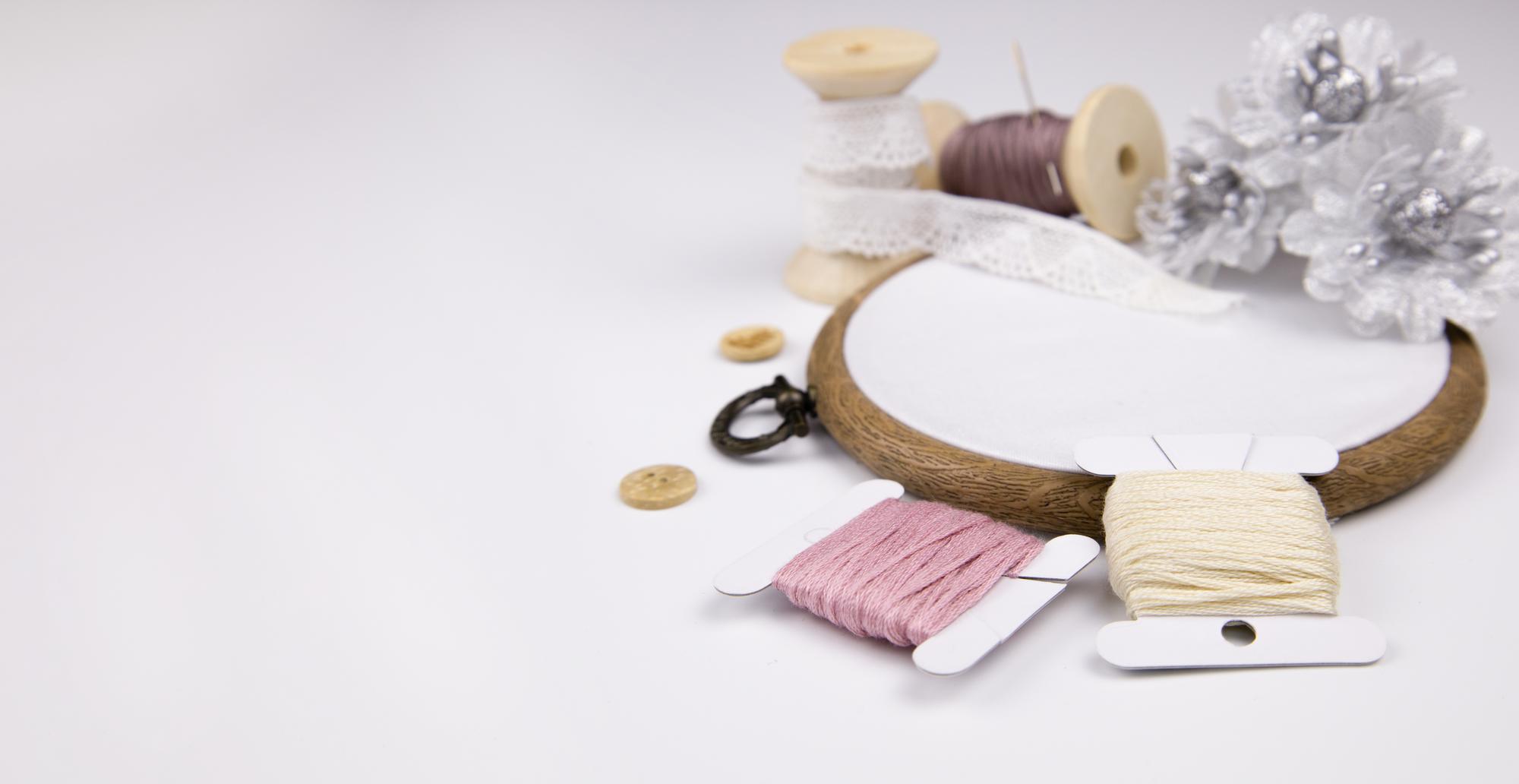 Piccolo laboratorio con attrezzi e luci morbide